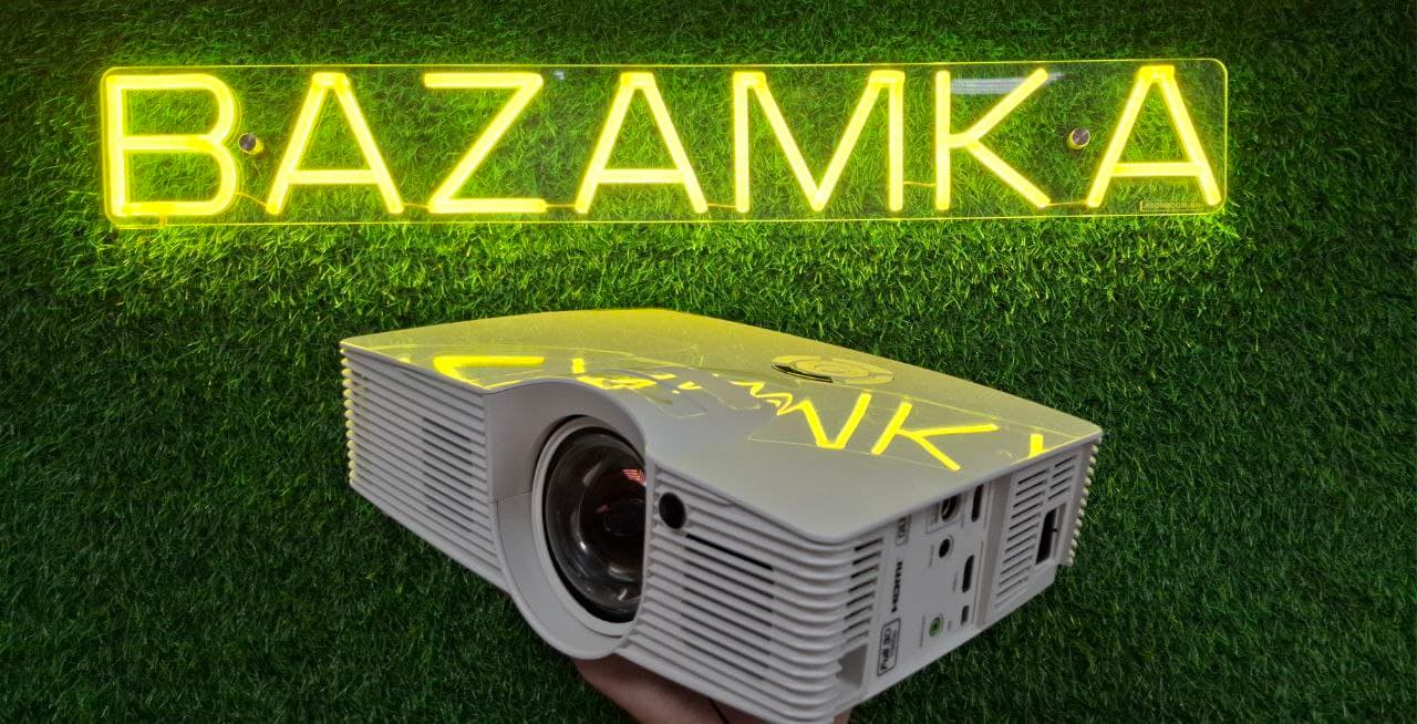 Проектор на фоне вывески BAZAMKA
